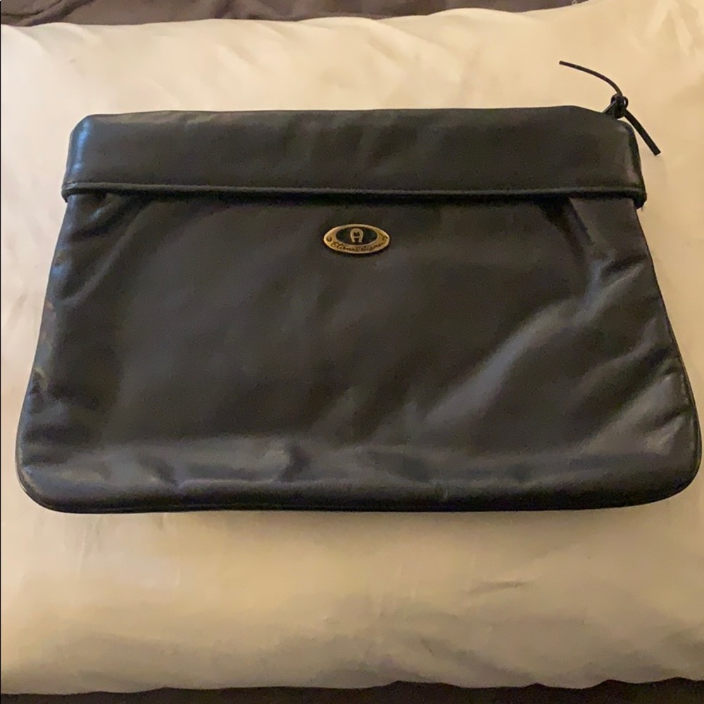 Navy blue leather Etienne Aigner clutch.